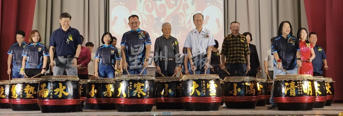 霹／版头／八月筹建鼓队成形 二十四节令鼓响育华