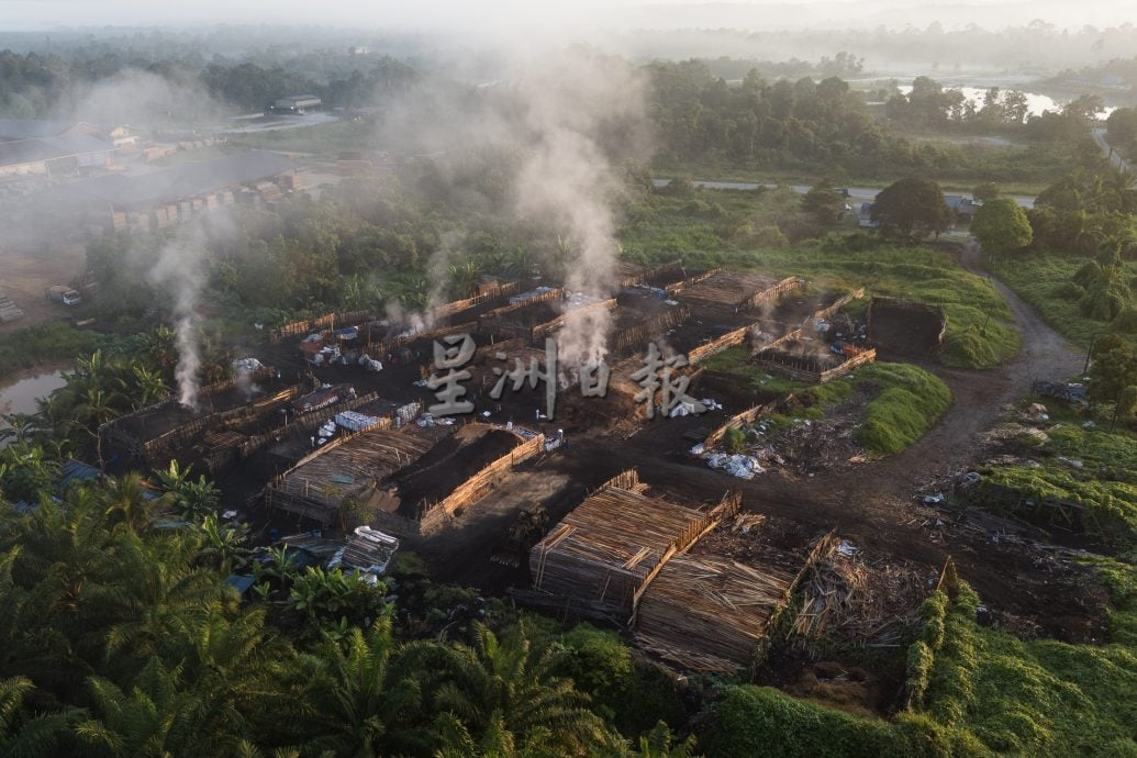 星角摄:高温灰尘烟雾工作的炭工