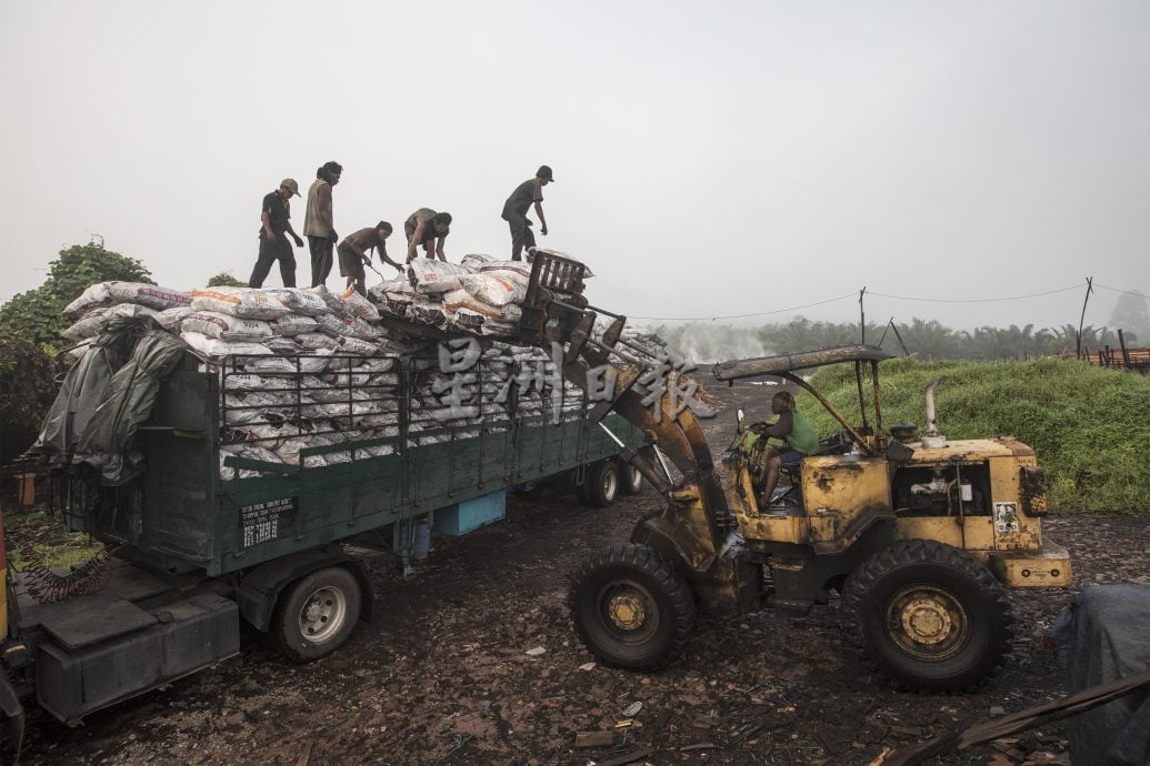 星角摄:高温灰尘烟雾工作的炭工