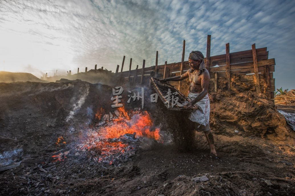 星角摄:高温灰尘烟雾工作的炭工