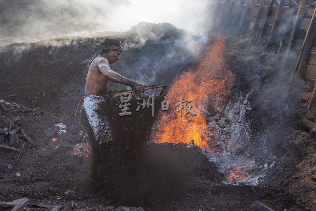 星角摄:高温灰尘烟雾工作的炭工