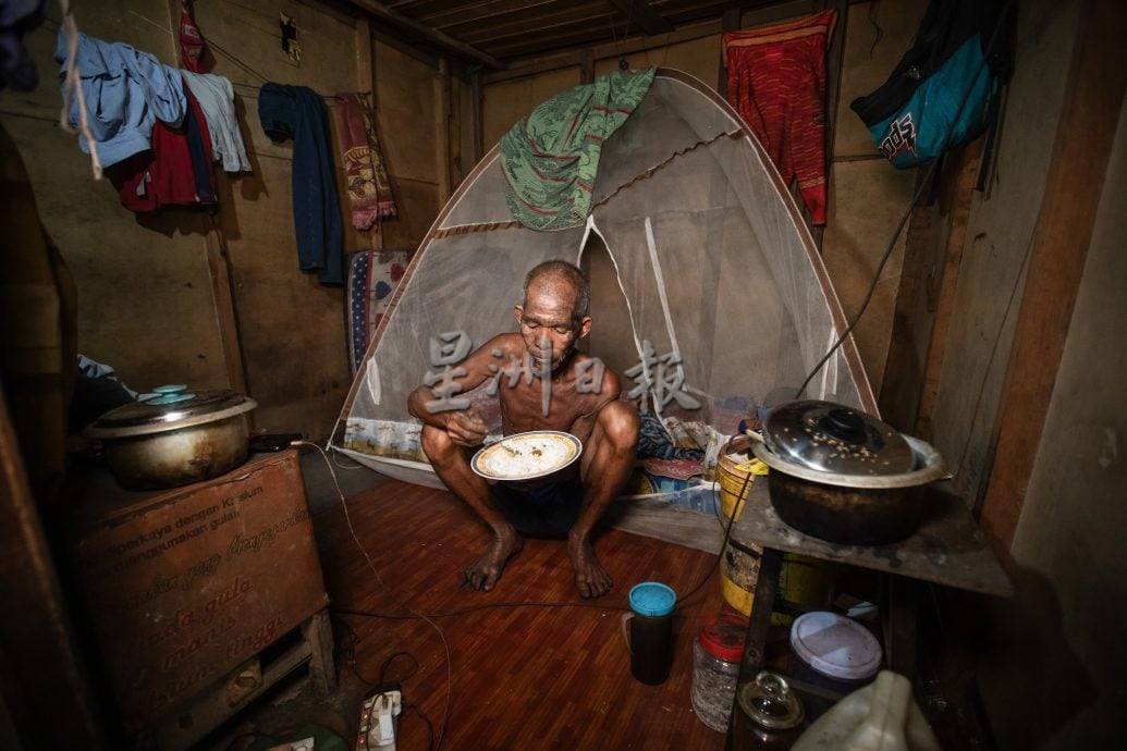 星角摄:高温灰尘烟雾工作的炭工