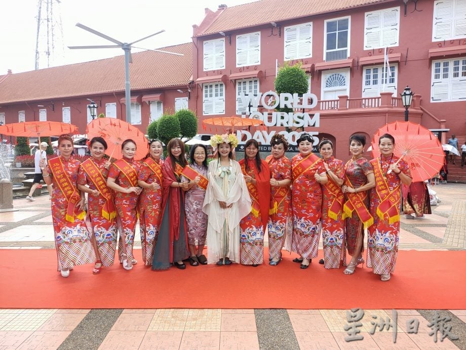 （古城版）首届中华民族传统文化服饰慈善大赛（当天有广告）