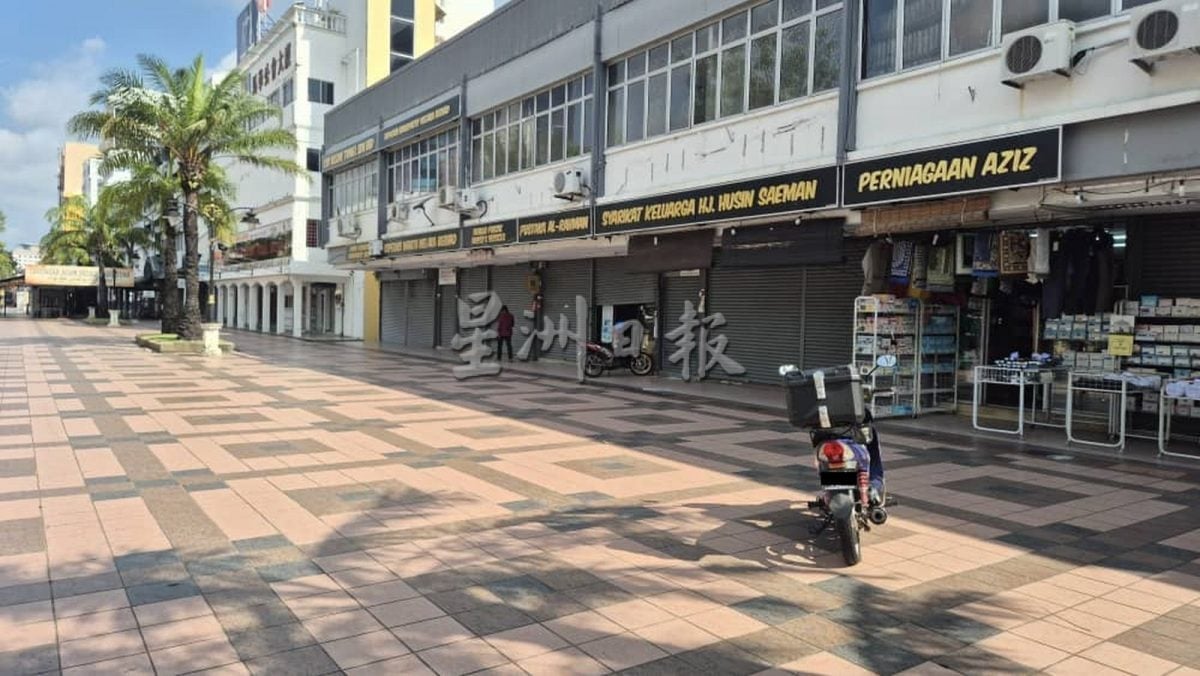 (古城封面主文)摩托车、桌椅、杂物阻碍走道,可被罚!