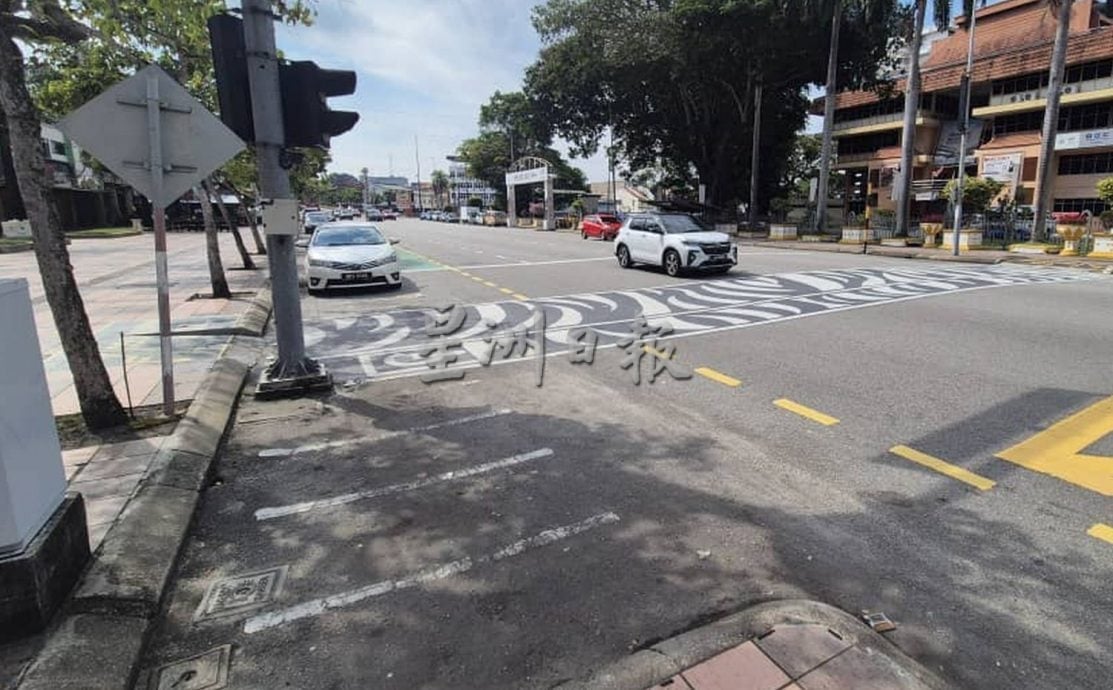 (古城封面主文)摩托车、桌椅、杂物阻碍走道,可被罚!