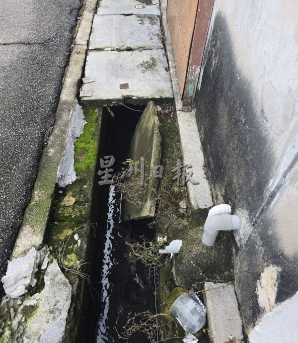 (古城第四版主文)马六甲拉也9路及8路部份沟盖严重损坏
