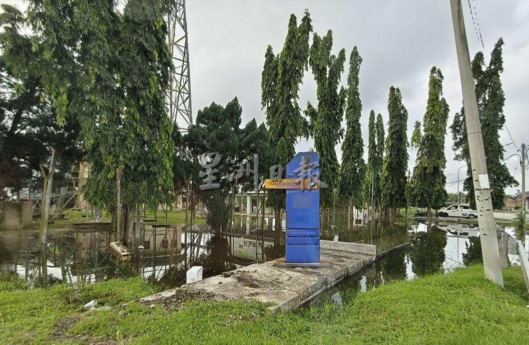 东:直凉河逼近危险水位 居民提心吊胆 双溪档桥路阻断