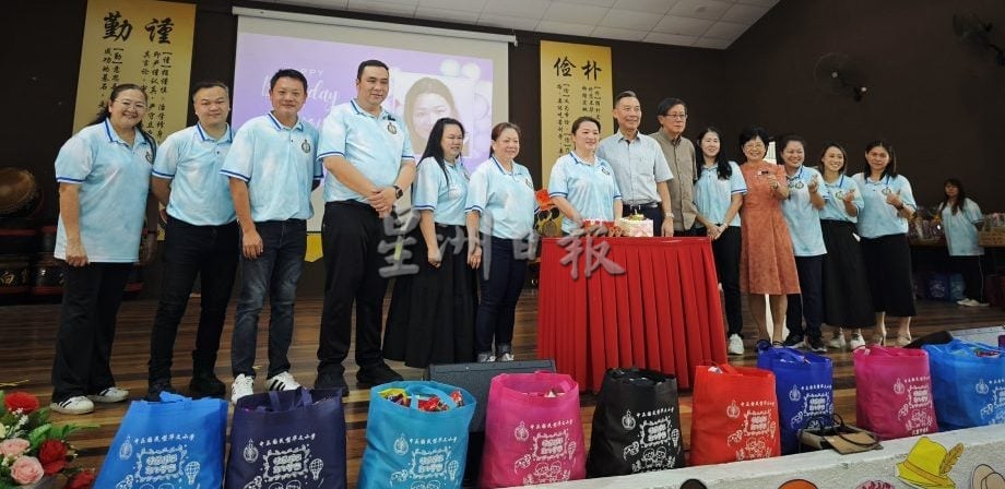 东:哥打峇鲁中中正华小庆祝儿童节,董事长拿督黄保俊形容今年的恩物最有份量,重达4公斤!