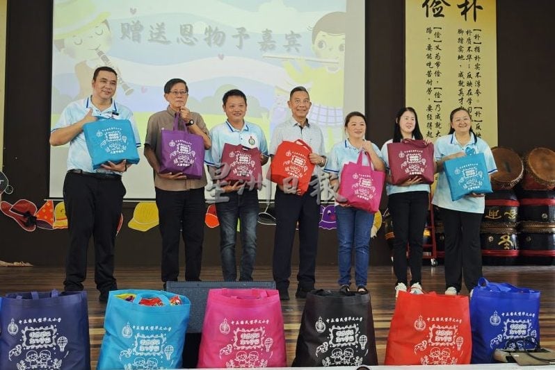 东:哥打峇鲁中中正华小庆祝儿童节,董事长拿督黄保俊形容今年的恩物最有份量,重达4公斤!