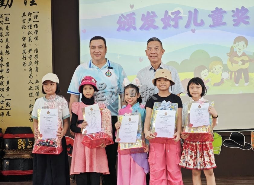 东:哥打峇鲁中中正华小庆祝儿童节,董事长拿督黄保俊形容今年的恩物最有份量,重达4公斤!