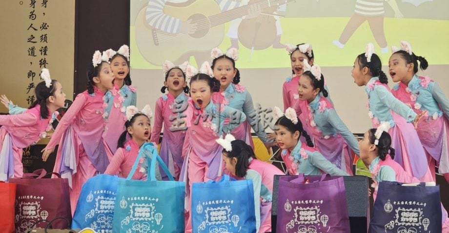 东:哥打峇鲁中中正华小庆祝儿童节,董事长拿督黄保俊形容今年的恩物最有份量,重达4公斤!