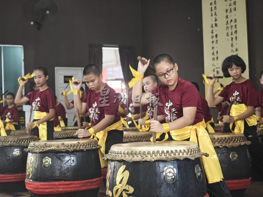 东:哥打峇鲁中中正华小庆祝儿童节,董事长拿督黄保俊形容今年的恩物最有份量,重达4公斤!