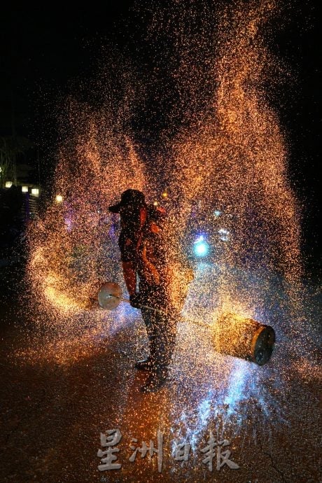 (3/12见报)星角摄/(pk)火壶表演 驯火成水