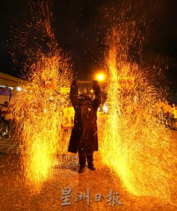 (3/12见报)星角摄/(pk)火壶表演 驯火成水