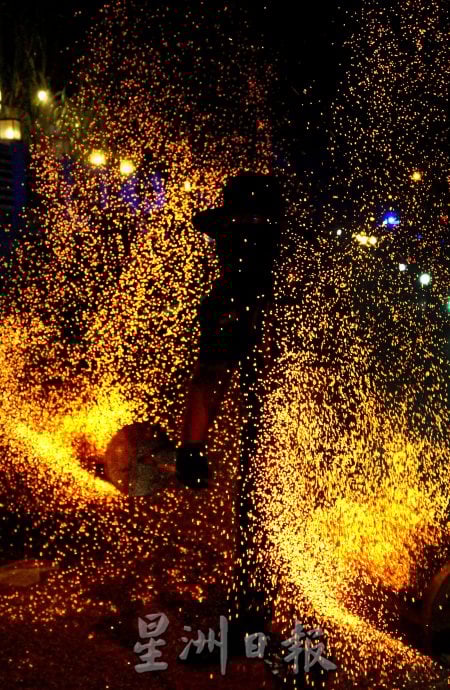 (3/12见报)星角摄/(pk)火壶表演 驯火成水