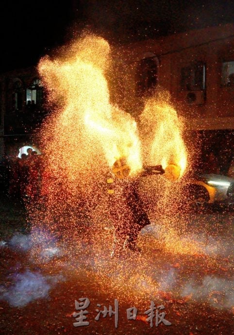 (3/12见报)星角摄/(pk)火壶表演 驯火成水