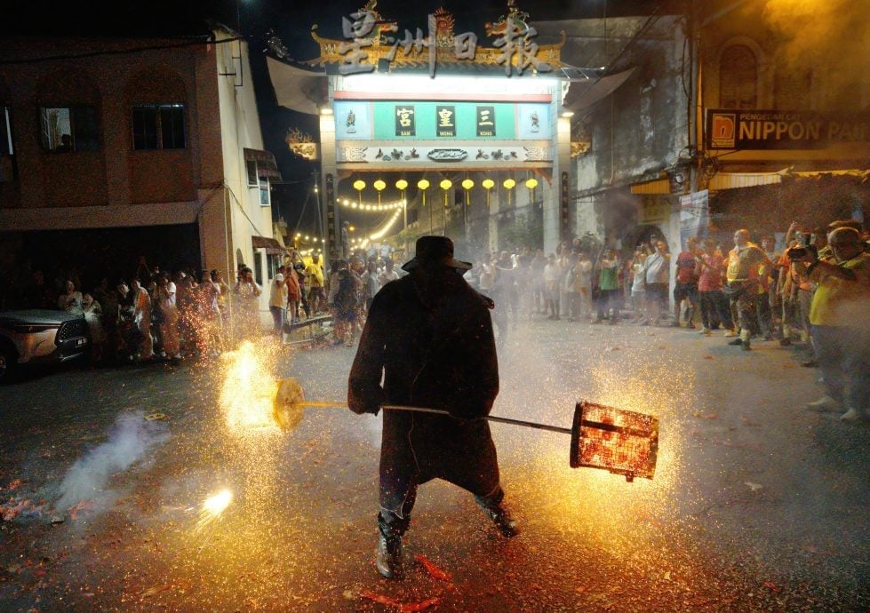 (3/12见报)星角摄/(pk)火壶表演 驯火成水