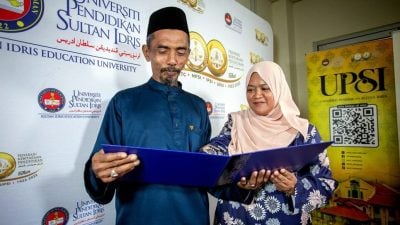 UPSI车祸|两罹难学生父代领毕业证书 霹苏丹后感慨流泪