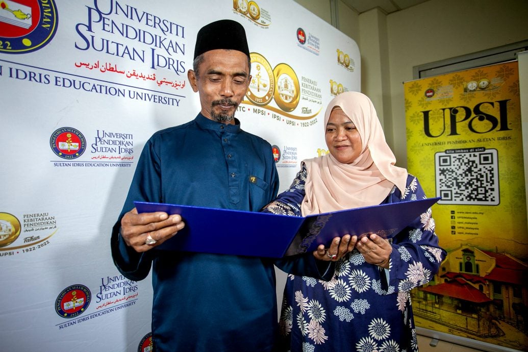 UPSI车祸|两罹难学生父代领毕业证书 霹苏丹后感慨流泪