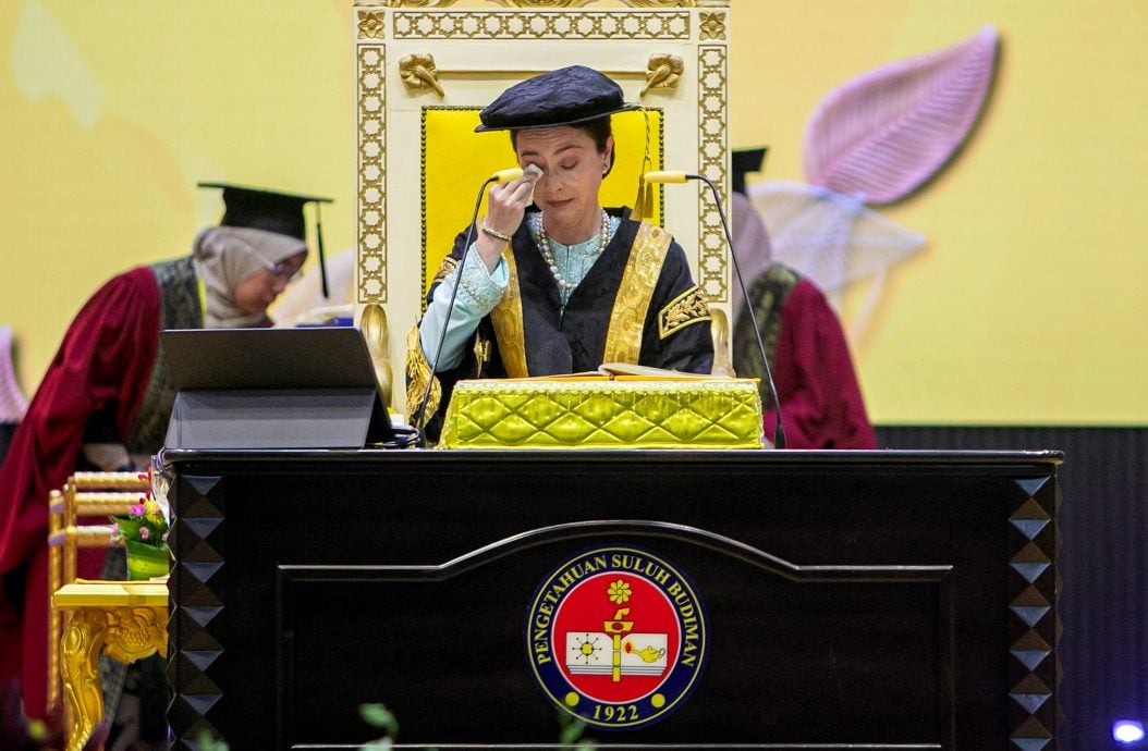 UPSI车祸|两罹难学生父代领毕业证书 霹苏丹后感慨流泪