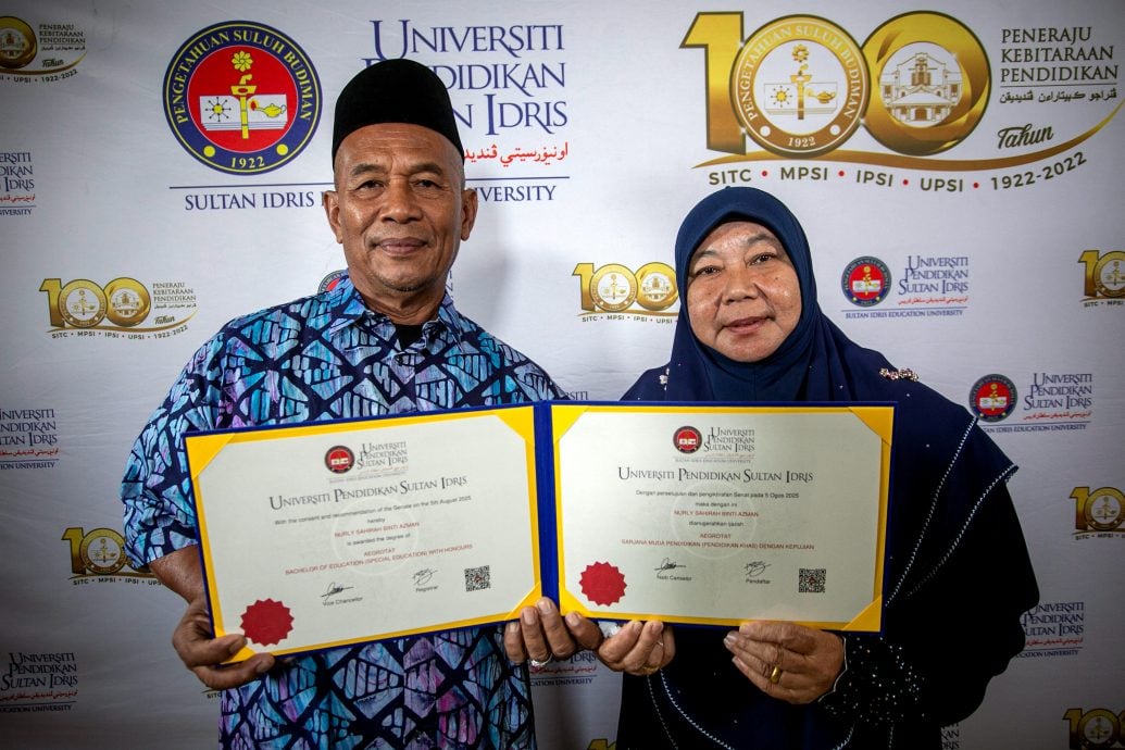 UPSI车祸|两罹难学生父代领毕业证书 霹苏丹后感慨流泪