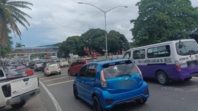 沙巴州选滚动  |  投票中心外出现车龙  投票人数节节上升。