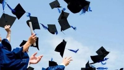 毕业典礼花费数千大事庆祝 有者找不到属意工作 有者一年后仍失业