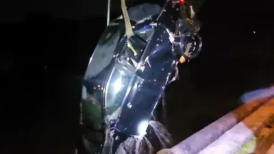 车失控撞栏坠河司机丧命   生还者激动欲跳河寻人