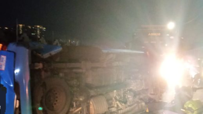 8人客货车翻覆 2人被抛车外  30多岁女乘客去世  7人重伤