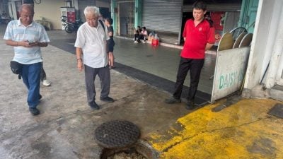 甘拜园大肥成茶室前 排污系统阻塞飘臭