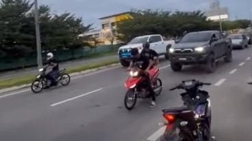 道路拦车供竞速  15人被捕