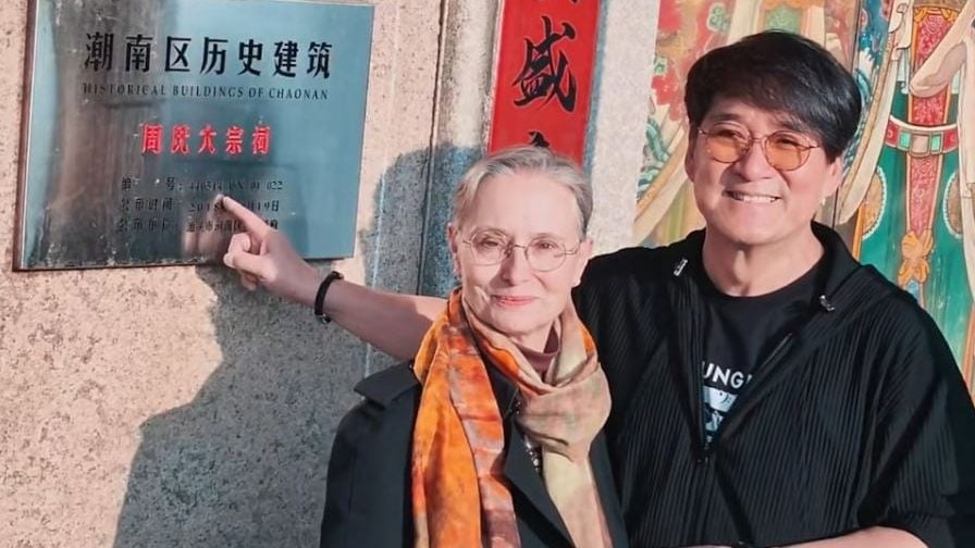 周华健携眷返乡祭祖  64岁美籍妻逆龄回春