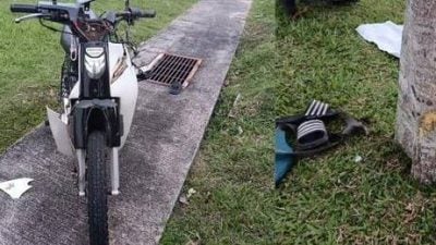 13岁女生骑摩托 载2童失控撞树 酿2死1重伤悲剧