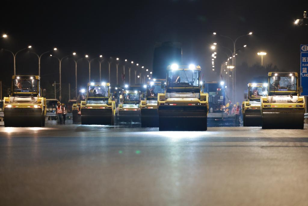 1千机械车2千工人齐上阵 6小时摊铺8千吨沥青 北京四环路一夜翻新