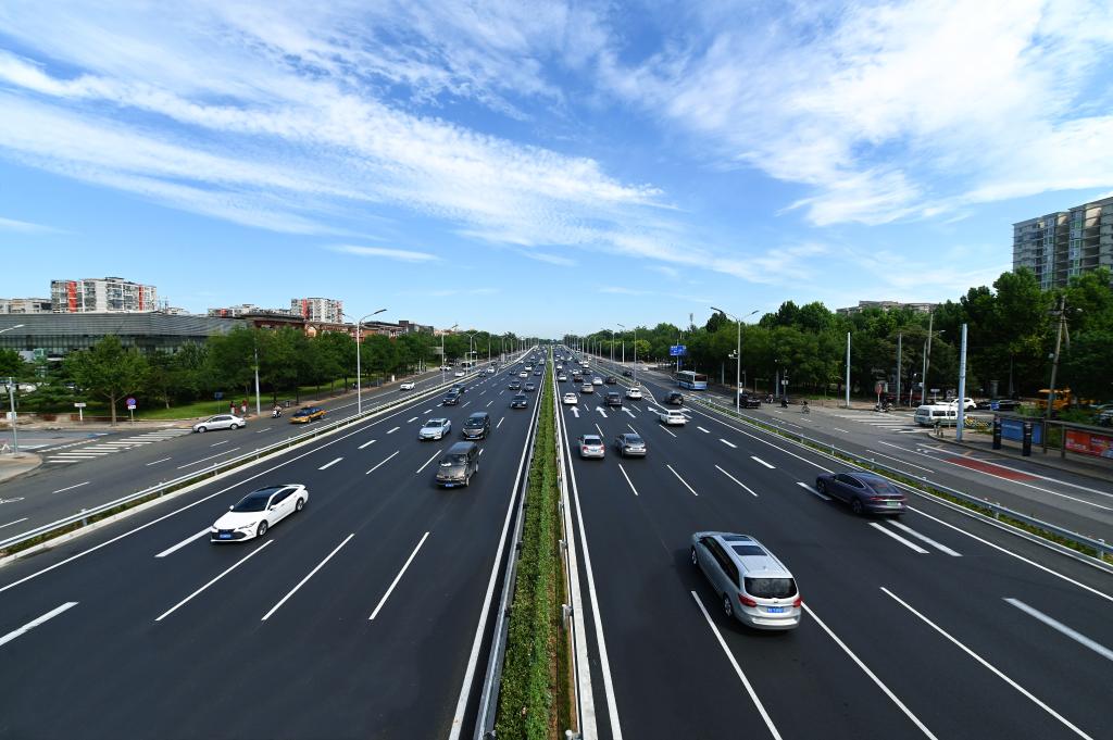 1千机械车2千工人齐上阵 6小时摊铺8千吨沥青 北京四环路一夜翻新