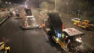 视频 | 1千机械车2千工人齐上阵   6小时摊铺8千吨沥青 北京四环路一夜翻新