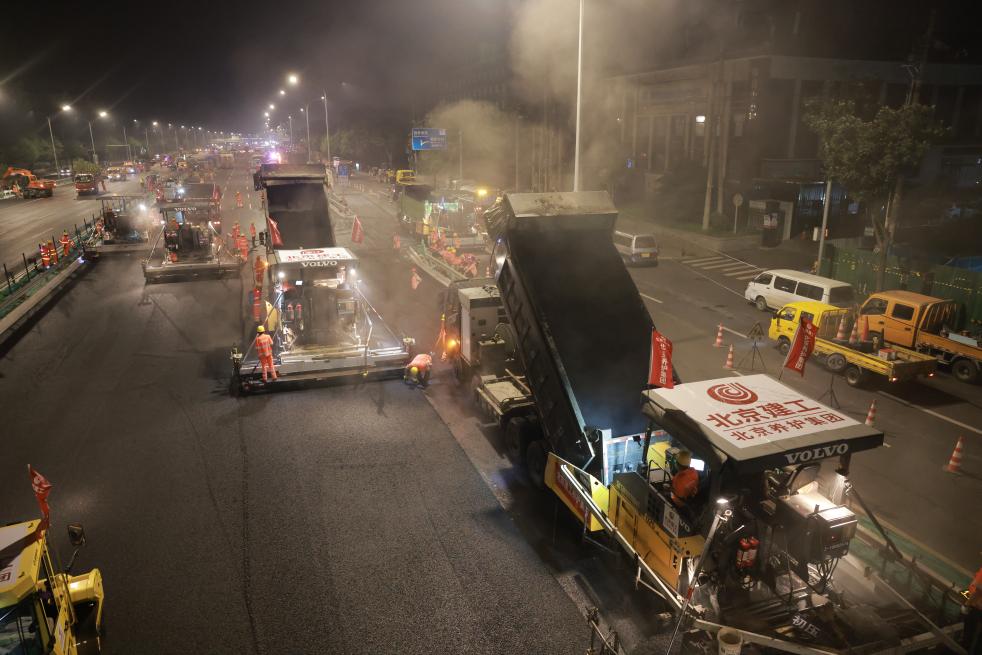 1千机械车2千工人齐上阵 6小时摊铺8千吨沥青 北京四环路一夜翻新