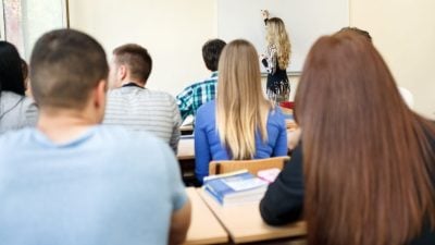 疑校内吸食丧尸烟弹 台女学生全身颤抖昏倒吓哭同学