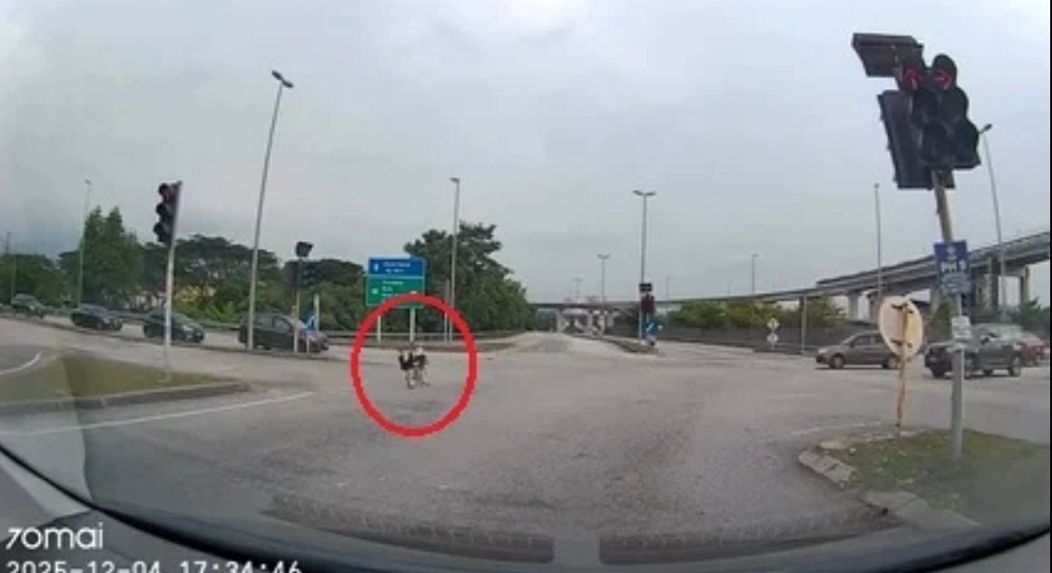 2少年骑蚊型脚车闯红灯 警:两人供称不知交通灯转红