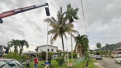 里卡士路灯计划早启动 李成伟：有人抢功