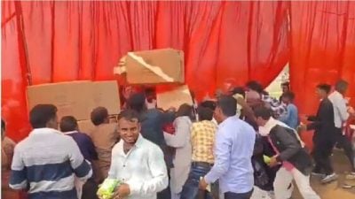 视频 | 383对新人集体婚礼后宾客抢食物  新郎夺薯片后逃跑