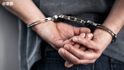 保安当街亮枪恐吓民众 迅速被警方逮捕归案