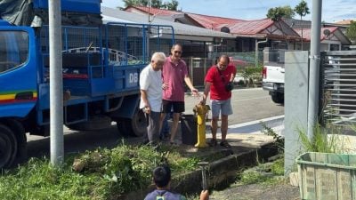 甘拜园沟渠杂草丛生 获市厅派员清理