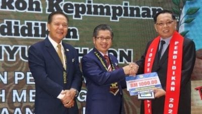 根地咬教师卓越服务颁奖礼  张玉传膺杰出领导楷模奖