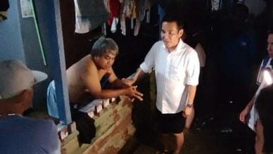 黄俊奇夜访2水上甘榜 提醒居民严防涨潮鳄鱼