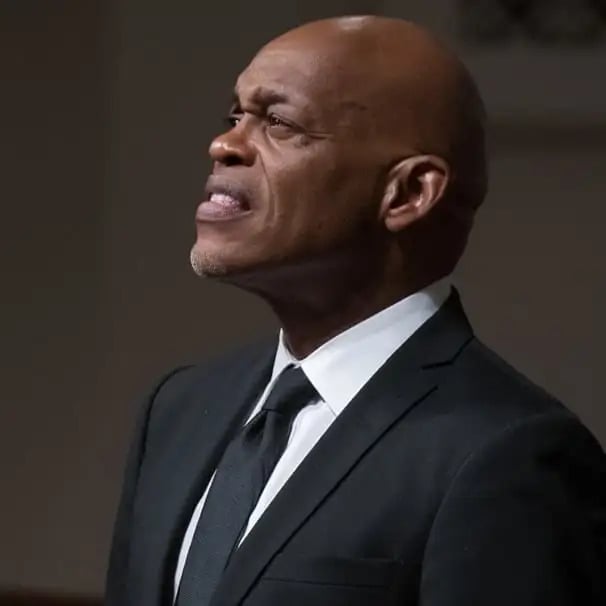 71岁歌手家中遇刺身亡 31岁儿子涉谋杀被捕