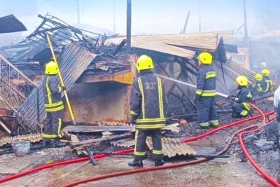 民房大火 车子烧毁 . 2受伤居民送院