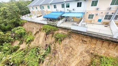斜坡土崩殃及7民宅 . 消拯员劝诫住户撤离