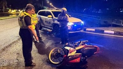 骑士拒检翻车 . 警方上前协助