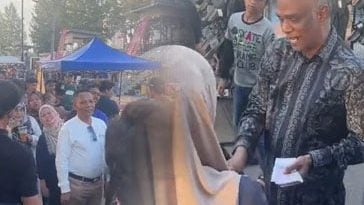 挥手就给100令吉 男子市集派钱好大方